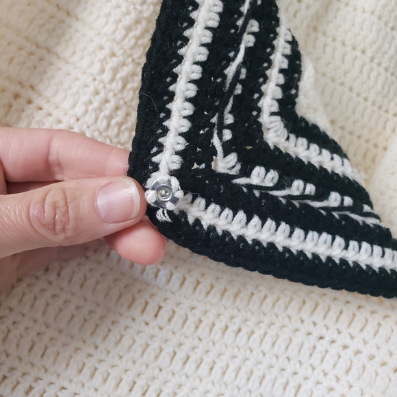 1970s Vintage Crochet Subtle Bishop Sleeve Black Cream Sweater Waistband #36 - Picture 8 of 13